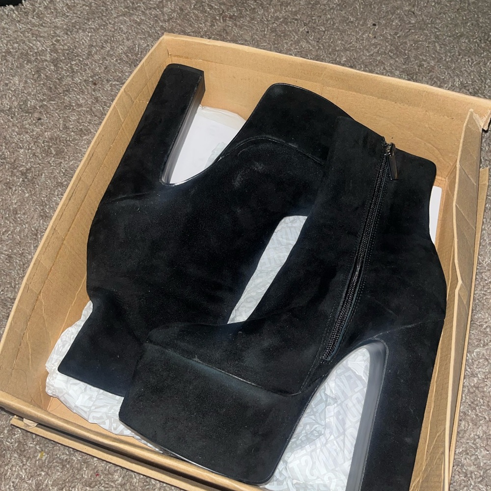 Steve Madden Black Heeled Boots Sleek Minimalist Design
